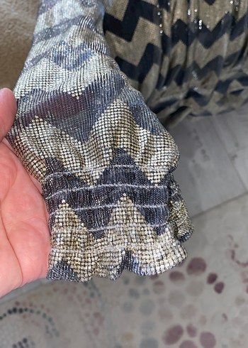 38 Beden Yılan Desenli Uzun Kollu Pileli Gri Bluz
