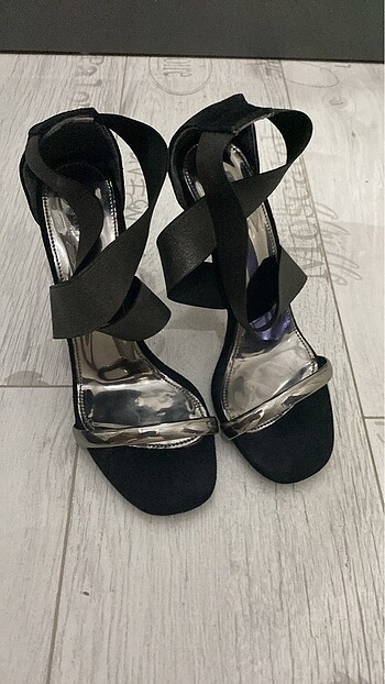 Lastik detaylı gümüş stiletto