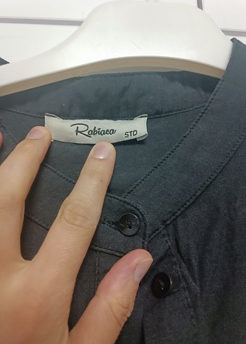 Düğmeli Siyah tesettür elbise - Görsel 4