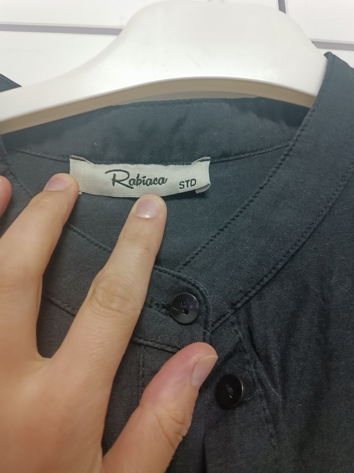 Düğmeli Siyah tesettür elbise - Görsel 4