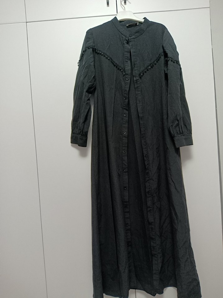 Düğmeli Siyah tesettür elbise - Görsel 2