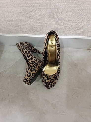Leopar desenli topuklu ayakkabı