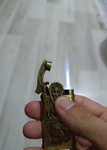 Altın Renkli Kurt Figürlü Çakmak