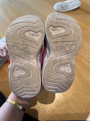 24 Beden Skechers isikli ayakkabi
