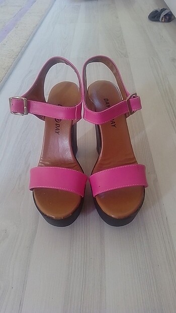 Pembe topuklu ayakkabı 