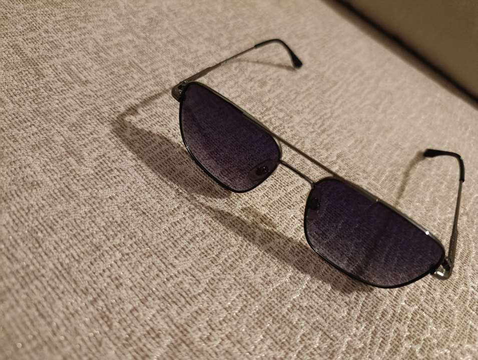 Şeffaf Gri Minimalist Kadın Güneş Gözlüğü - Görsel 2