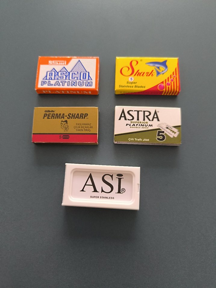 Erkekler için renkli tıraş bıçakları ve yedekleri - Görsel 2