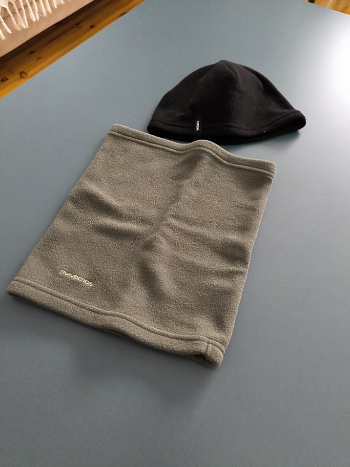 Gri Polar Boyunluk ve Siyah Bere Seti - Görsel 2