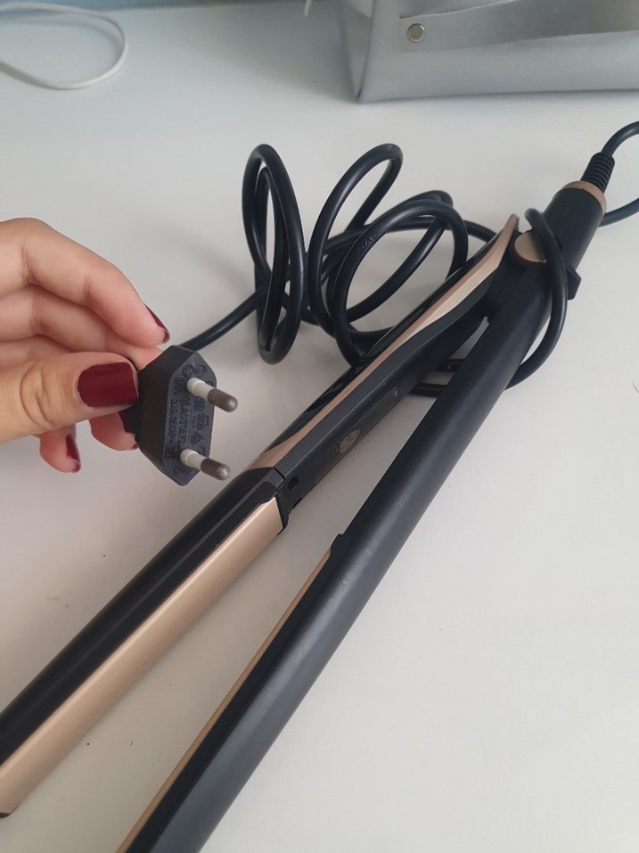 Siyah Saç Düzleştirici - Görsel 2