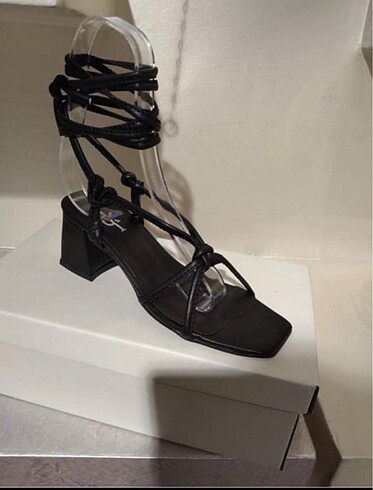 Siyah topuklu iplikli sandalet - Görsel 3