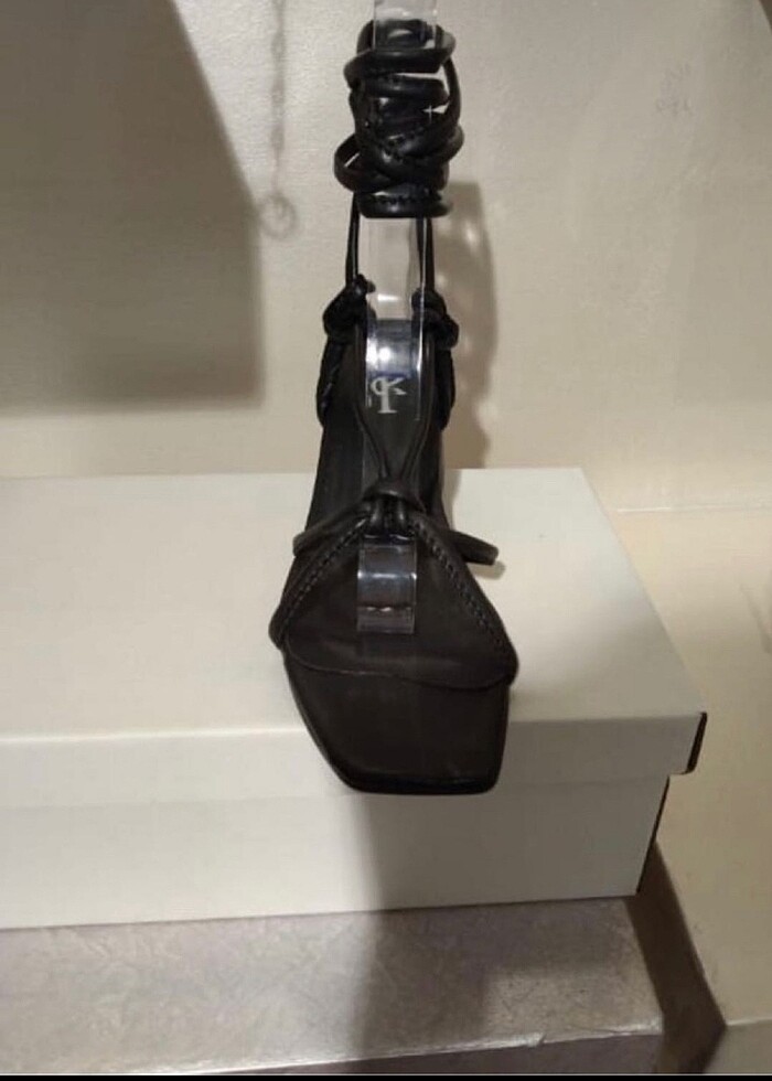 Siyah topuklu iplikli sandalet - Görsel 2