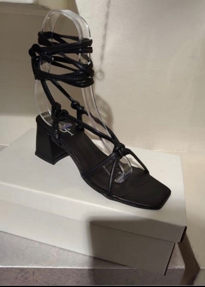 Siyah topuklu iplikli sandalet - Görsel 3