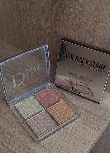 Dior backstage glow face aydınlatıcı paleti
