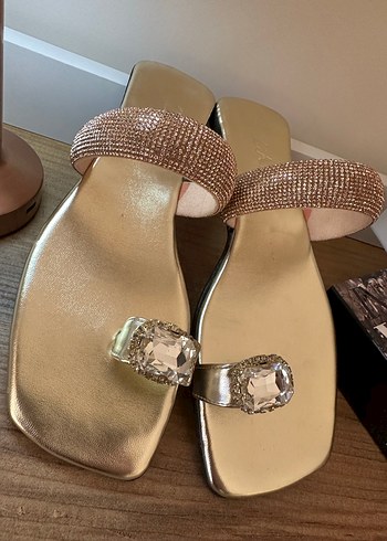 Altın Renkli Taşlı Topuklu Kadın Terlik - Görsel 3