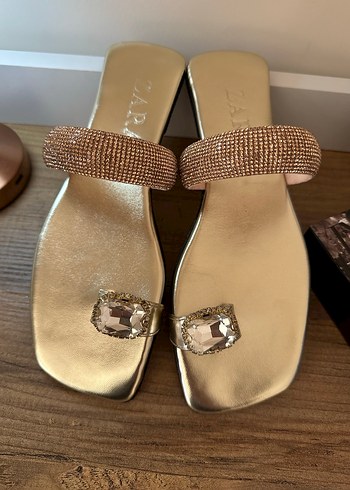 Altın Renkli Taşlı Topuklu Kadın Terlik - Görsel 4