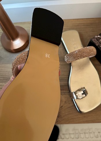 Altın Renkli Taşlı Topuklu Kadın Terlik - Görsel 6