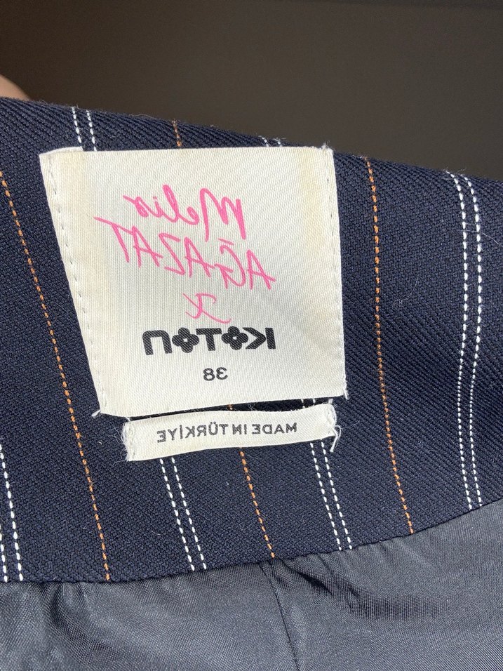 Düğmeli Siyah Çizgili V Yaka Kadın Yelek - Görsel 3