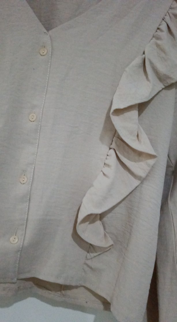 Bej Keten V Yaka Fırfırlı Kadın Bluz - Görsel 2