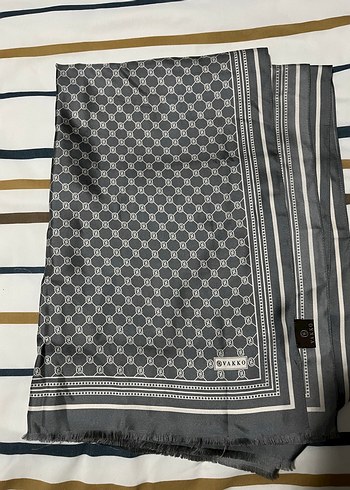 Monogram Desenli Gri Kadın Şal - Görsel 3
