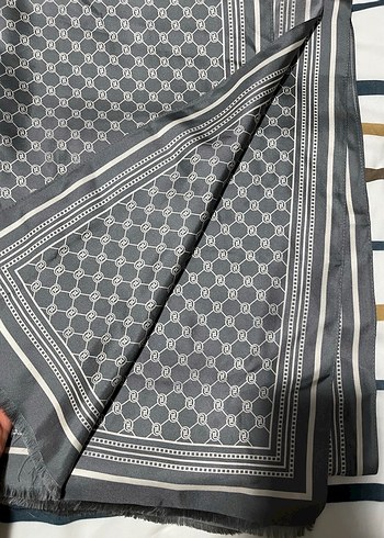 Monogram Desenli Gri Kadın Şal - Görsel 2