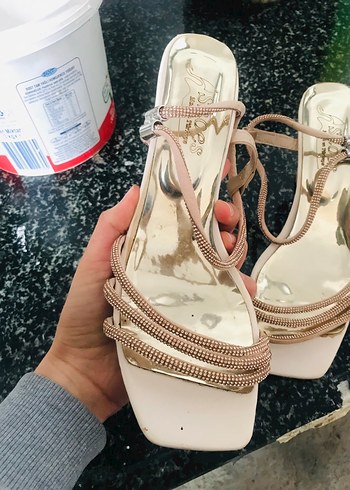 Bej Parlak Yılan Desenli Tokalı İnce Topuklu - Görsel 4