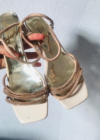 Bej Parlak Yılan Desenli Tokalı İnce Topuklu - Görsel 3