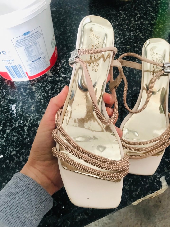 Bej Parlak Yılan Desenli Tokalı İnce Topuklu - Görsel 4