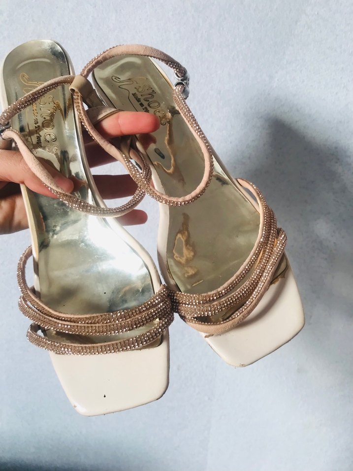 Bej Parlak Yılan Desenli Tokalı İnce Topuklu - Görsel 3