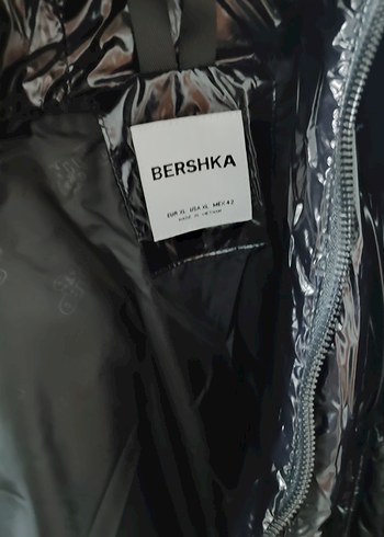 Bershka Siyah Parlak Kapüşonlu Şişme Mont - Görsel 4