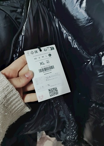 Bershka Siyah Parlak Kapüşonlu Şişme Mont - Görsel 2