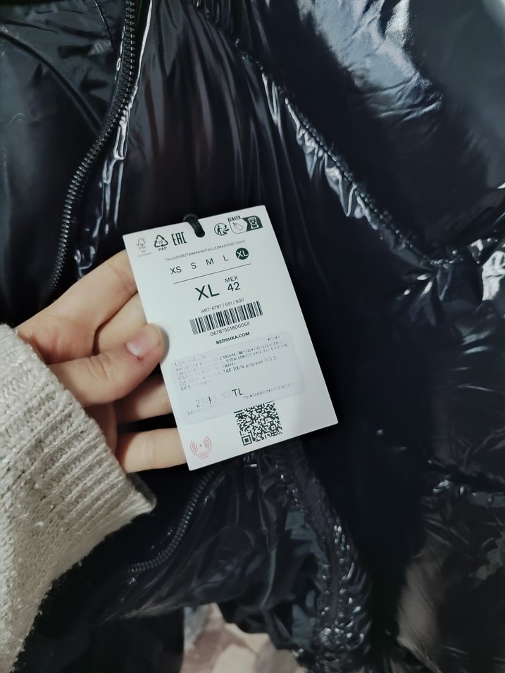 Bershka Siyah Parlak Kapüşonlu Şişme Mont - Görsel 2