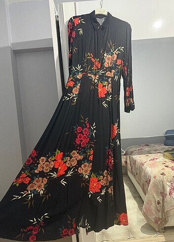 Siyah gül detaylı elbise