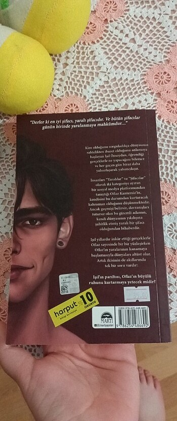  Kimse gerçek değil 