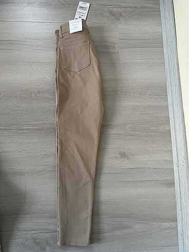 Diğer Bej Rengi Paçası Dantelli Pantolon