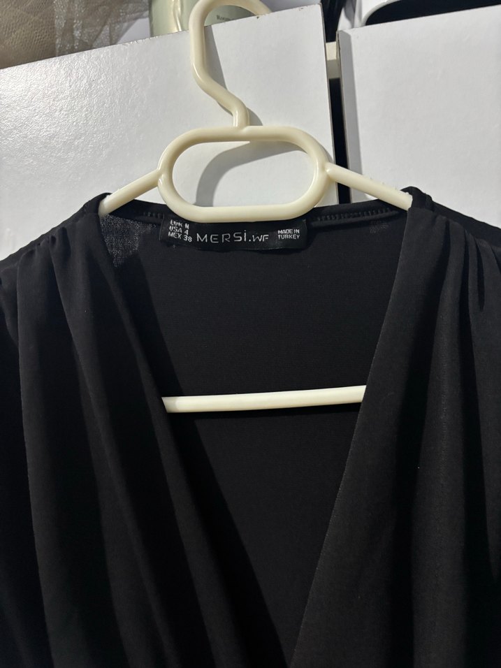 Siyah Drapeli V Yaka Kolsuz Bluz - Görsel 2