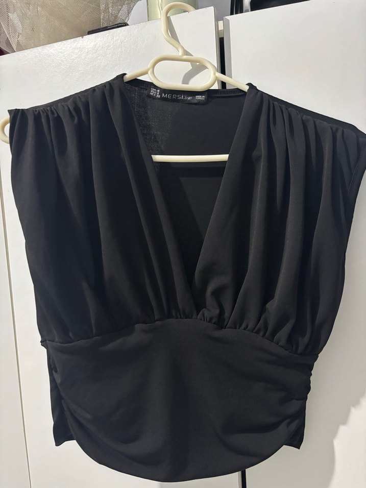 Siyah Drapeli V Yaka Kolsuz Bluz - Görsel 3