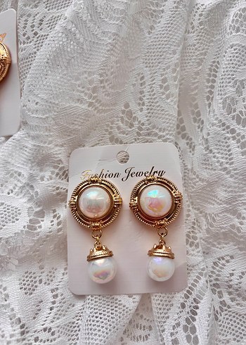 Gold detaylı inci küpe