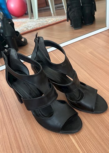 Siyah Tokalı Stiletto Topuklu Kadın Sandalet