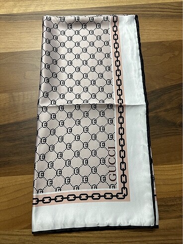 Gucci Gucci ithal Vual ipek eşarp