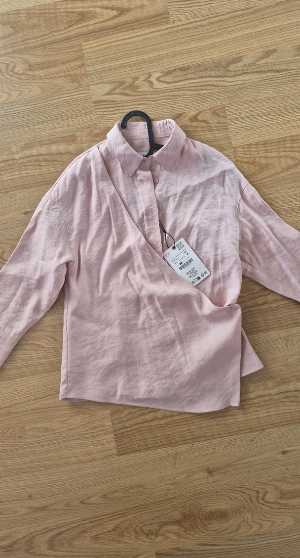 Zara Etiketi Üstünde Pembe V Yaka Kız Çocuk Saten Gömlek - Görsel 3