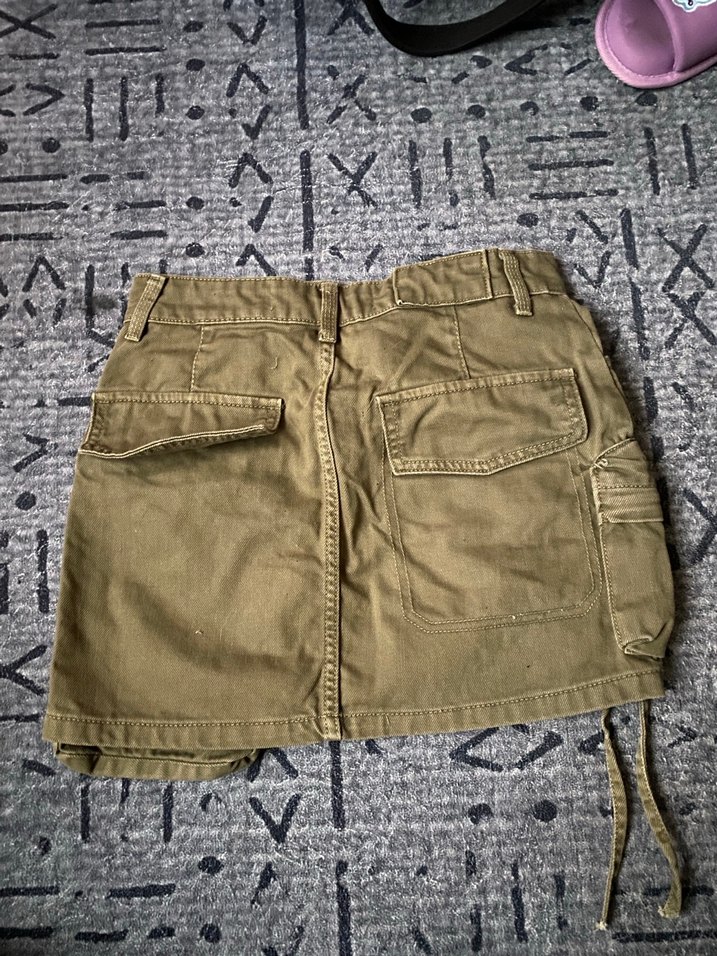 Bershka haki rengi mini cepli etek - Görsel 3