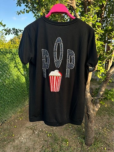 Tasarım boncuk işlemeli tshirt