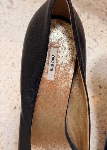 Siyah Deri Stiletto Kadın Ayakkabı Mıu Mıu marka - Görsel 3