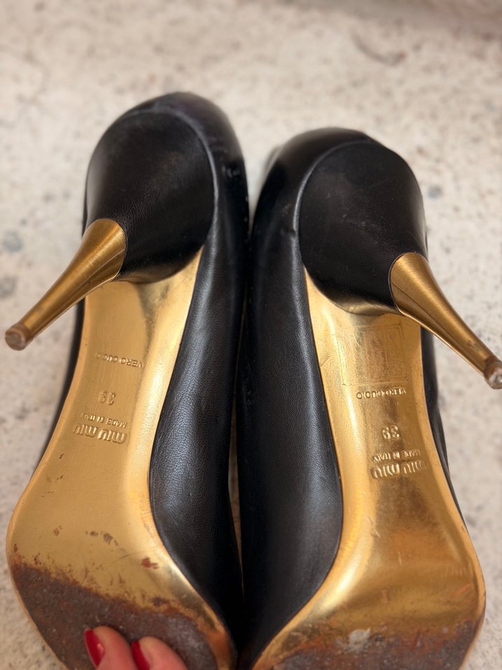 Siyah Deri Stiletto Kadın Ayakkabı Mıu Mıu marka - Görsel 5