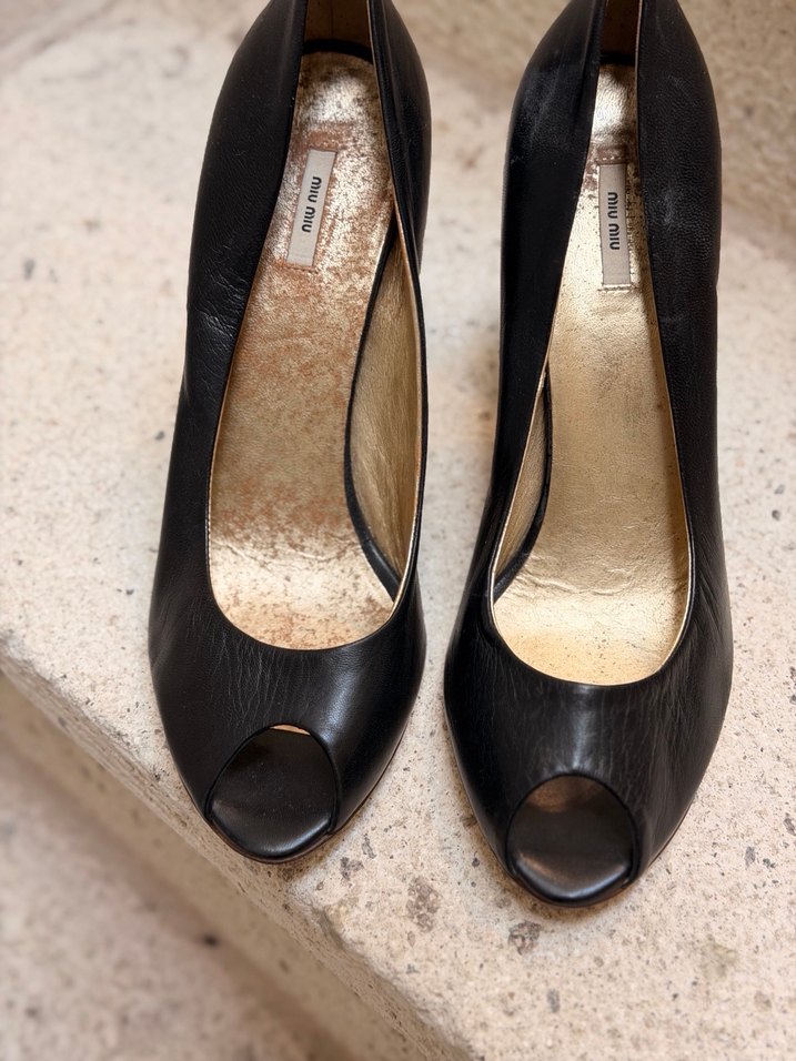 Siyah Deri Stiletto Kadın Ayakkabı Mıu Mıu marka - Görsel 2