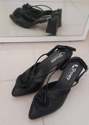 Siyah Lastikli Stiletto Topuklu Kadın Abiye Ayakkabı