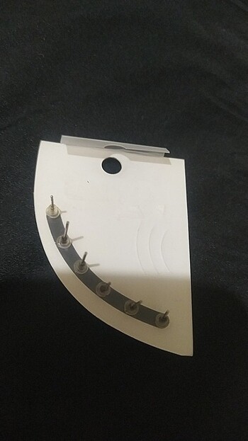Beden 6'lı siyah top küpe