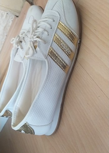 37 Beden Adidas Beyaz Altın Renk Detaylı Bağcıklı Kadın Spor Ayakkabı