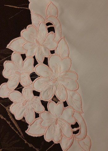 batik işi masa örtüsü pembe çiçekli