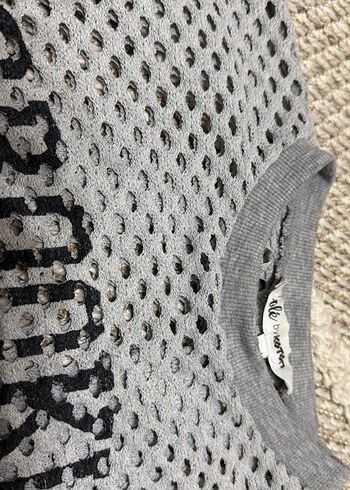 Gri Crop Delikli Üst - Görsel 3